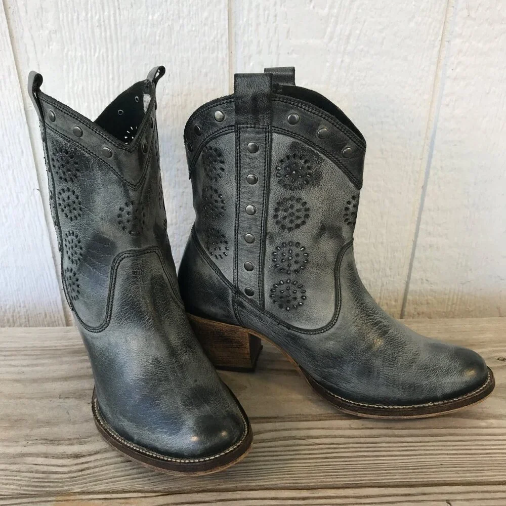 Dingo Cutouts and Studs Womens Gray Leather Western Ankle Boots 9.5 M DI790